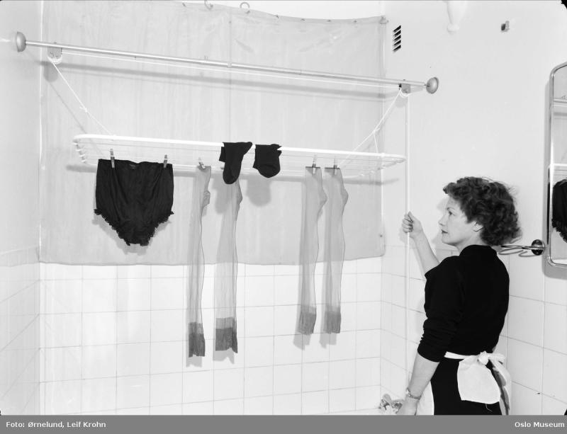 En kvinne har hengt opp strømper og undertøy på en tørkesnor