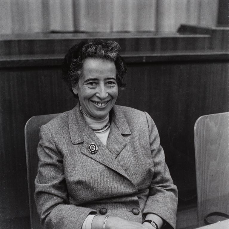 Hannah Arendt sitter på en stol Hannah Arendt sitter på en stol