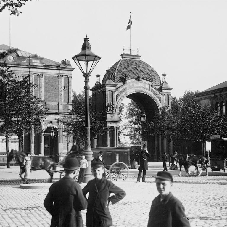 To menn og en ung gutt ved Tivoli i København, cirka 1900, fotografert av Fredrik Riise To menn og en ung gutt ved Tivoli i København, cirka 1900, fotografert av Fredrik Riise