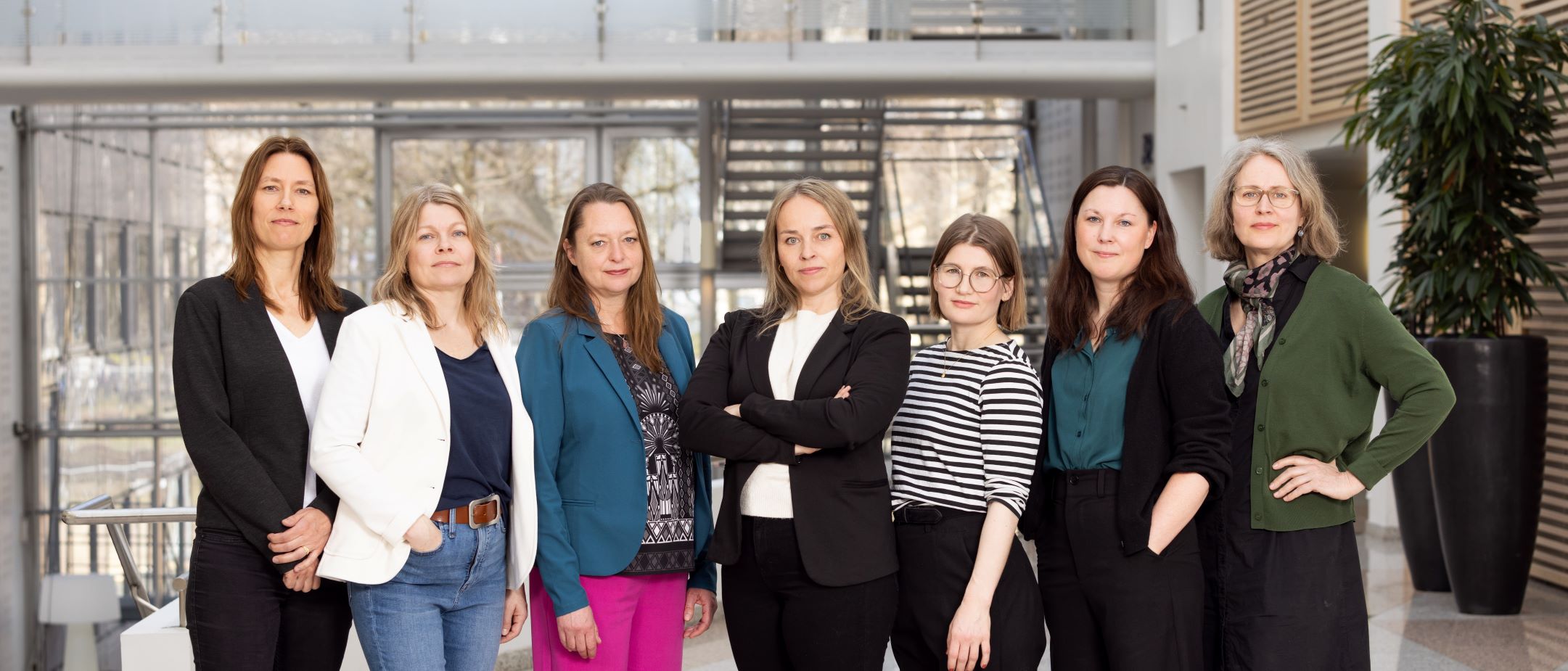 Kildens ansatte april 2024 bilde av sju kvinner stående på linje i glassgata til Forskninsgrådet
