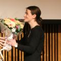 Erika Kvistad mottar blomster under prisutedeling på Kulturhuset