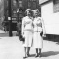 Martha (t.v.) og Signe Engedal fotografert i Brooklyn påsken 1955