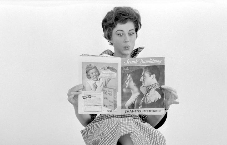 Dame leser ukeblad 1960