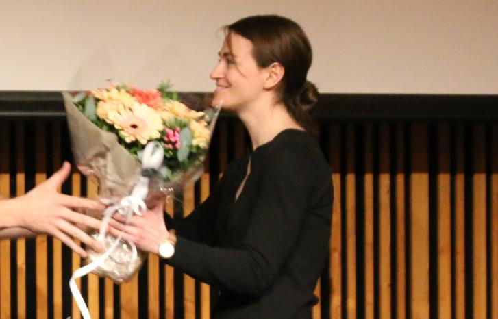 Erika Kvistad mottar blomster under prisutedeling på Kulturhuset