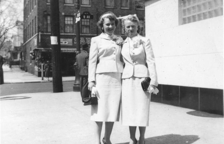 Martha (t.v.) og Signe Engedal fotografert i Brooklyn påsken 1955