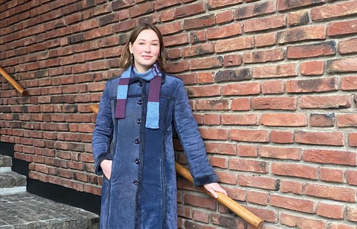 Stipendiat Thora Bjørke Sandberg, i trappen utenfor Institutt for samfunnsforskning