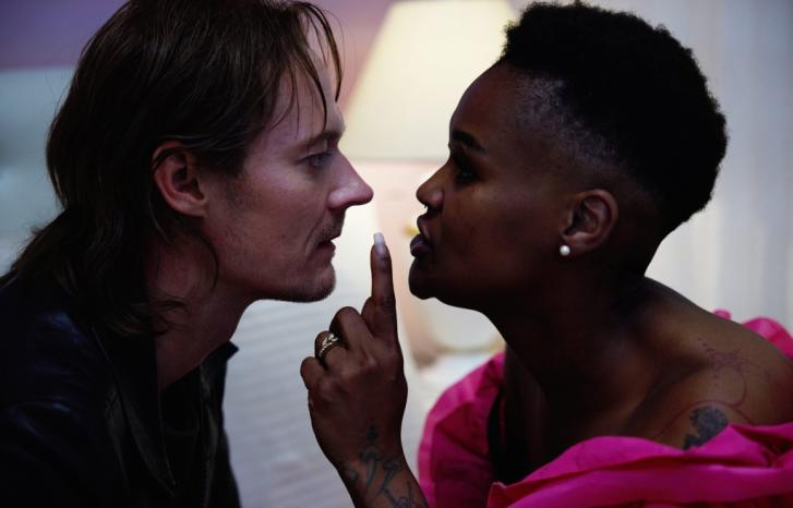 Fra Hedda Gabler-oppsetningen på Det Norske teatret i 2024, med Jae Nyamburah som Hedda Gabler og Preben Hodneland som Eilert Løvborg 