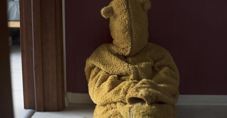 Barn med teddyfleece over ansiktet