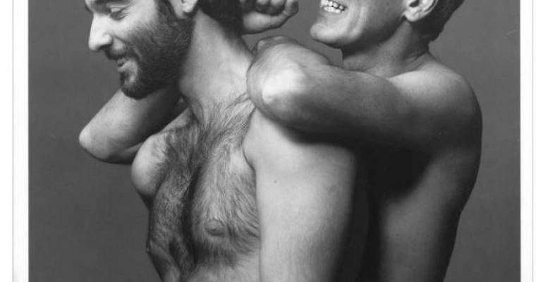 Kampanjefoto av et godmodig homofilt par