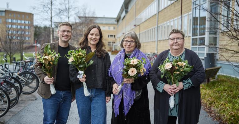 Vinnerne av årets tidsskriftsartikkel Jon Petter Stoor, Jennie Brandén, Monica Burman og Lena Maria Nilsson med hver sin blomsterbukett