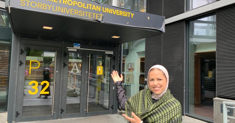 Khadeja Zaza utenfor inngangen til OsloMet