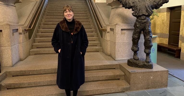 Stipendiat Christine Lillethun Norheim fotografert foran en stentrapp