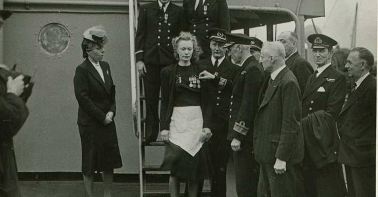 Margit Johnsen dekoreres for sin innsats under 2. verdenskrig. Kapteinen står til høyre for Margit, admiral Ritchie foretok dekoreringen. Til høyre for admiralen er den norske konsul i Liverpool, Johan Vogt, som foretok dekoreringen fra norsk side.