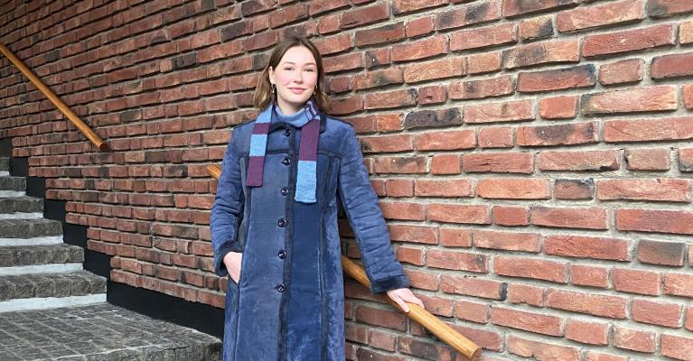 Stipendiat Thora Bjørke Sandberg, i trappen utenfor Institutt for samfunnsforskning