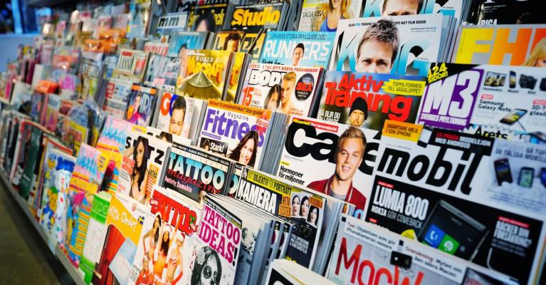 Diverse magasiner stilt ut i en butikkhylle