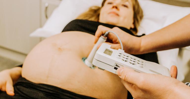 En gravid kvinne blir undersøkt med en såkalt doppler