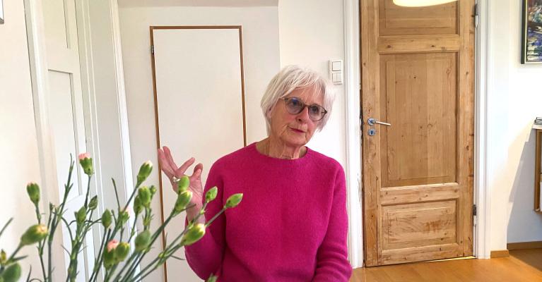 Kari Melby ved kjøkkenbordet