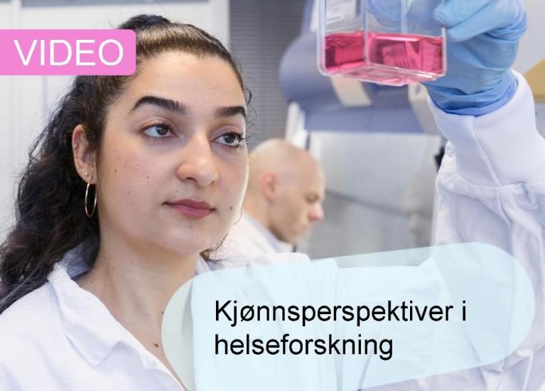 Kvinne studerer kolbe med rosa væske i laboratorium
