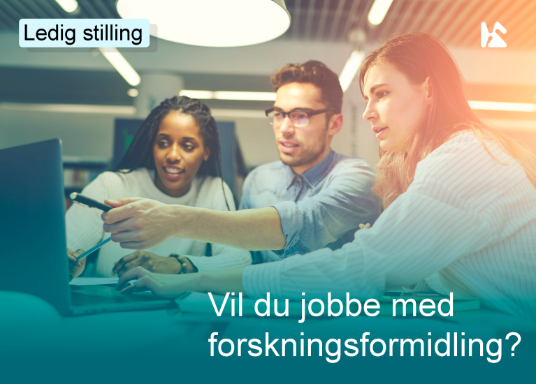 Tre unge personer diskuterer foran en laptop