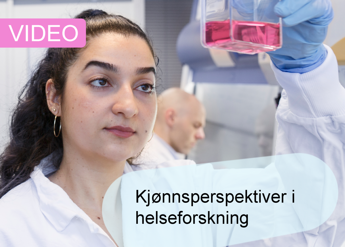 Kvinne i laboratorium studerer kolbe med rosa væske. Tekst: Video. Kjønnsperspektiver i helseforskning. 