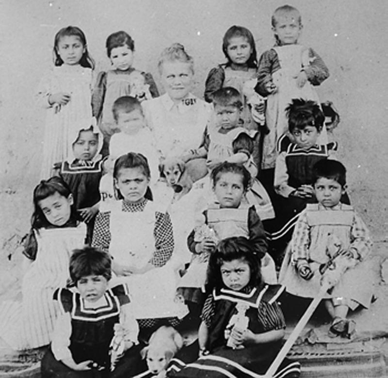Bodil Biørn og noen av barna ved barnehjemmet i Mezereh. 