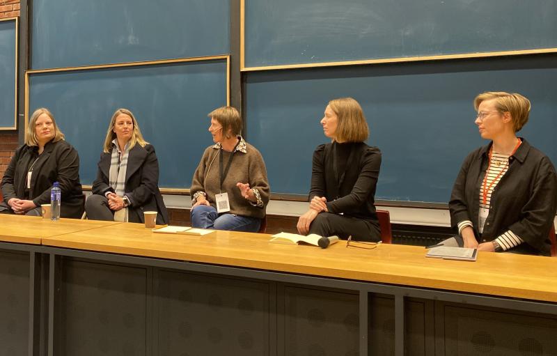 Astri Dankertsen, professor (t.v.) og Ann-Torill Tørrisplass, førsteamanuensis, Nord universitet, Ingvil Hellstrand, UiS, Jennifer Branlat, NTNU, Sara Orning, UiO