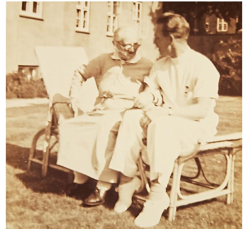 Bildet viser den danske sykepleieren Gunnar Johansen sammen med en pasient