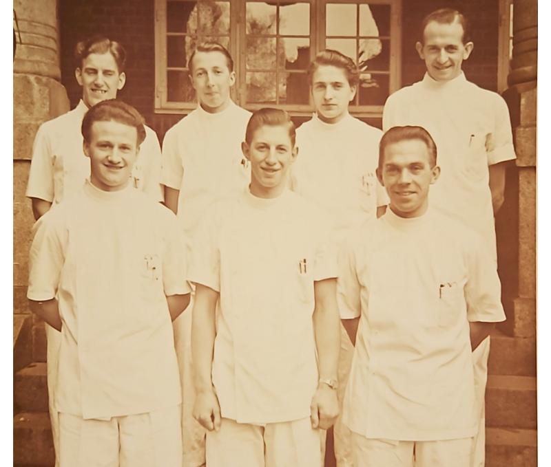 De første sju første mannlige sykepleierne i Danmark, ferdig utdannet ved Rigshospitalet i 1954