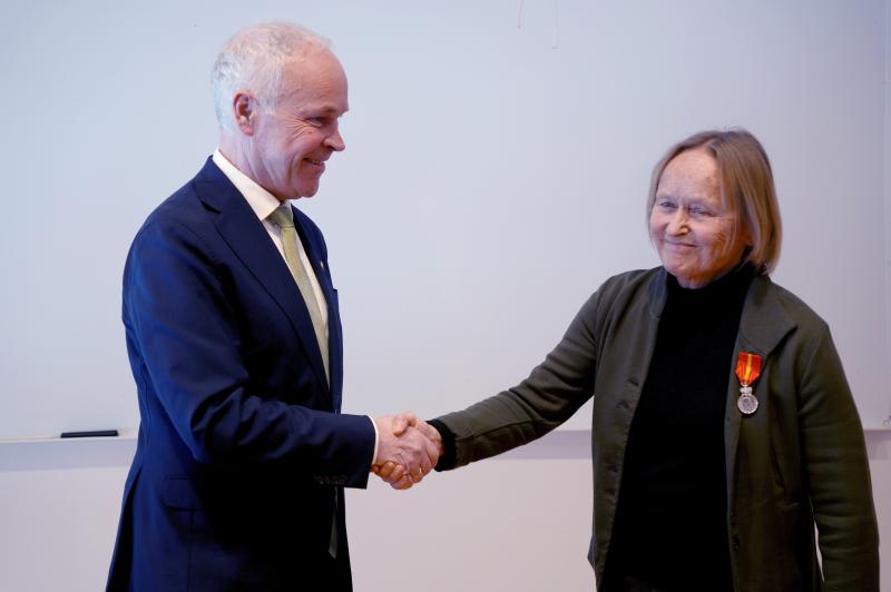 Jan Tore Sanner overrekker Inger Vagle Kongens fortjenestemedalje