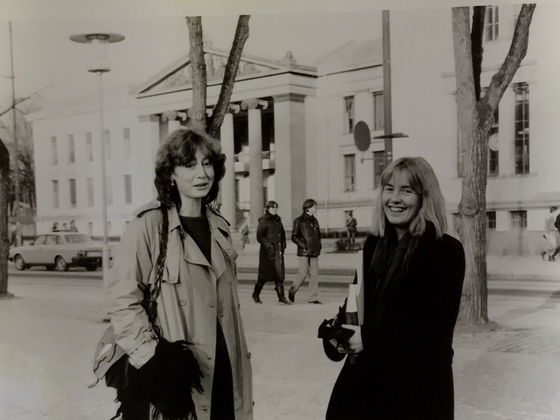 Marit Halvorsen som ung, sammen med venninne