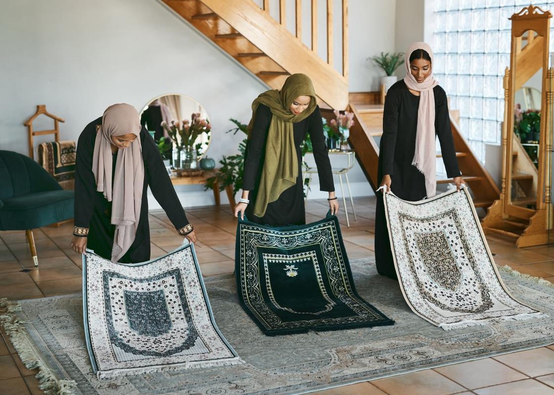 Muslimske kvinner ber på ramadan
