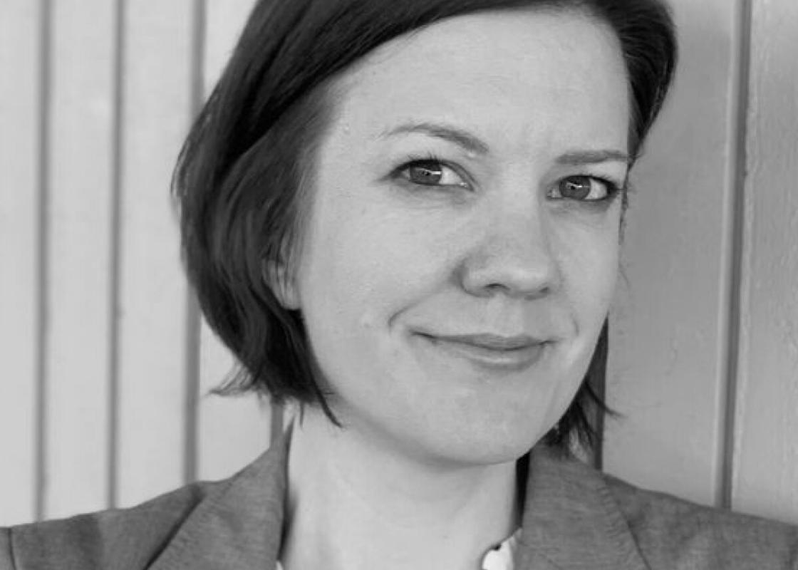 Sort-hvitt bilde av kvinne med halvkort hår. Sort-hvitt bilde av kvinne med halvkort hår.