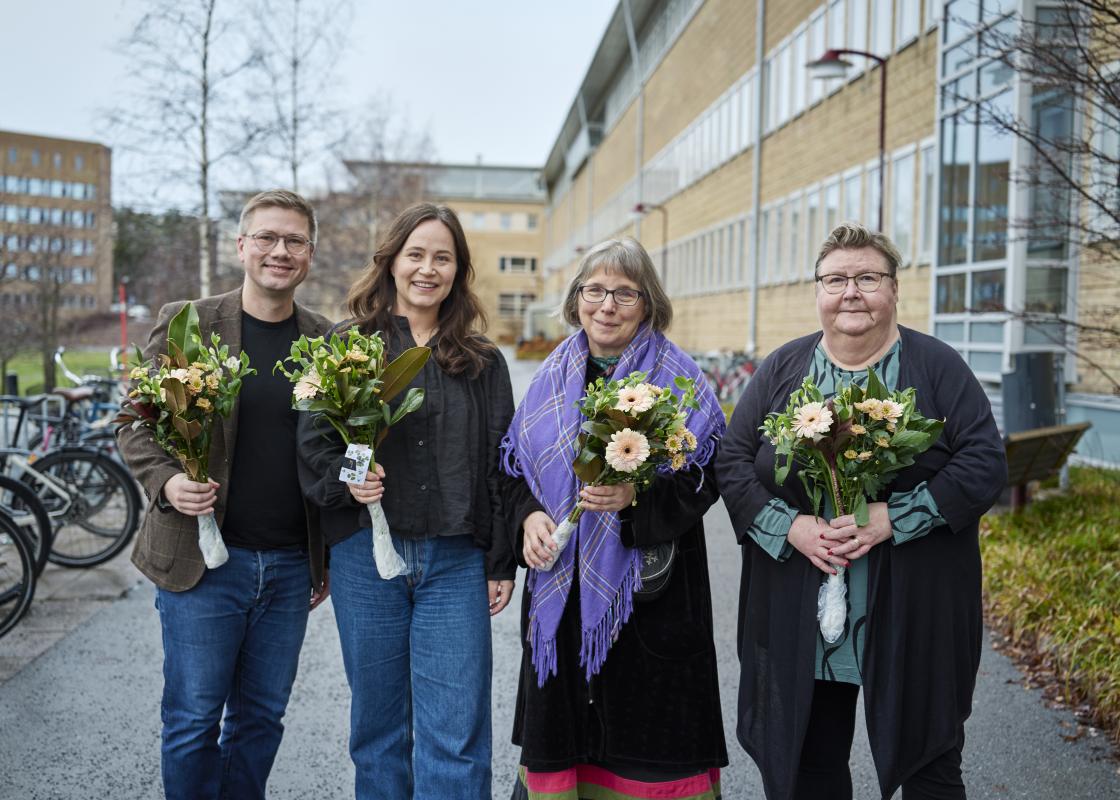 Vinnerne av årets tidsskriftsartikkel Jon Petter Stoor, Jennie Brandén, Monica Burman og Lena Maria Nilsson med hver sin blomsterbukett