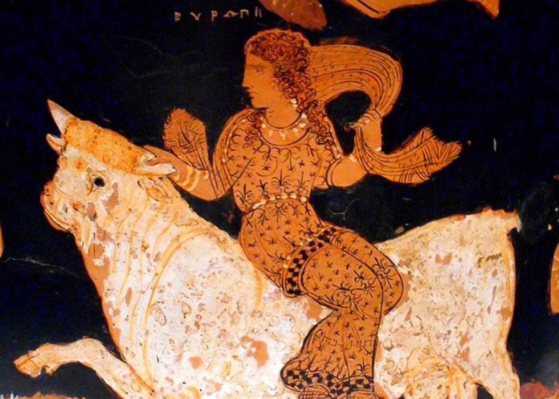 Zevs bortfører Europa til Kreta. Pothos, guden for begjær, flyr over dem. Nedenfor svømmer Triton (til høyre) og havmonsteret Skylla (til venstre). Vasemaleri, cirka 350–320 fvt.