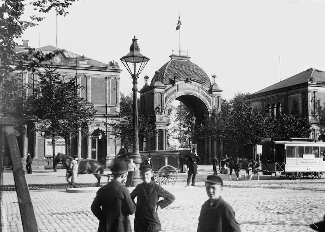 To menn og en ung gutt ved Tivoli i København, cirka 1900, fotografert av Fredrik Riise