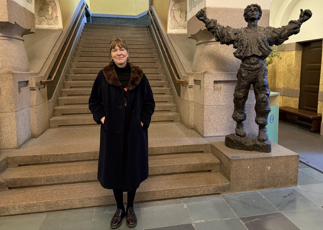 Stipendiat Christine Lillethun Norheim fotografert foran en stentrapp
