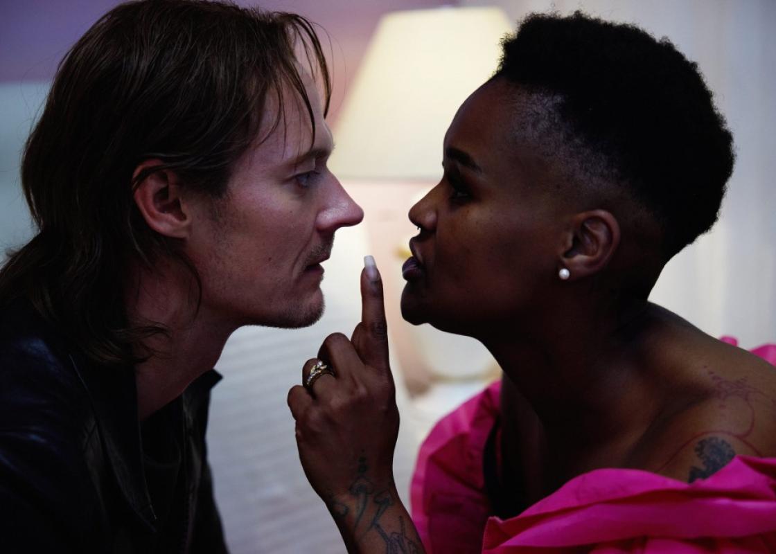 Fra Hedda Gabler-oppsetningen på Det Norske teatret i 2024, med Jae Nyamburah som Hedda Gabler og Preben Hodneland som Eilert Løvborg 