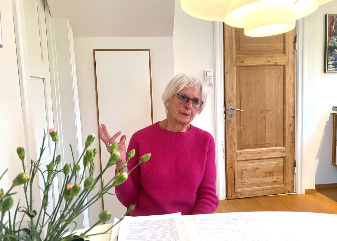 Kari Melby ved kjøkkenbordet