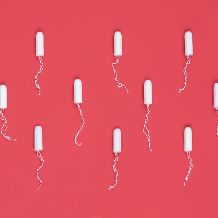 Tamponger (ubrukte) mot en lyserød bakgrunn Tamponger (ubrukte) mot en lyserød bakgrunn