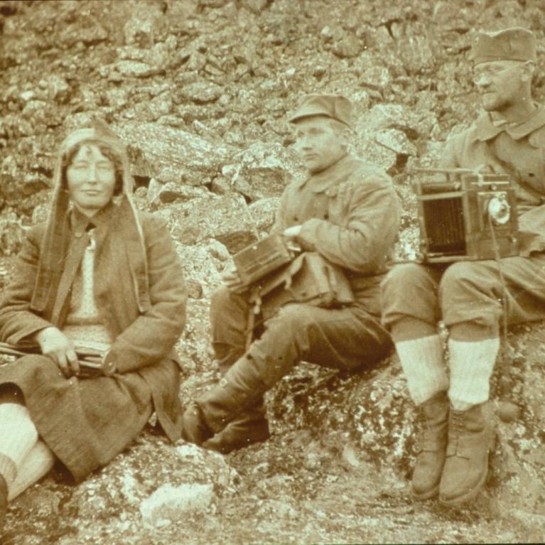 Hanna Resvoll-Holmsen, Karl Haavimb og Adolf Hoel (t.h) på Spitsbergen i 1907.