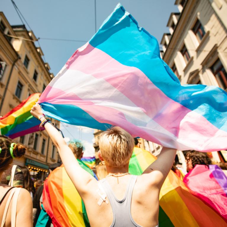 Fra Pride-parade en sommerdag, og det flagges med Prideflagg og Transgender-flagg Fra Pride-parade en sommerdag, og det flagges med Prideflagg og Transgender-flagg