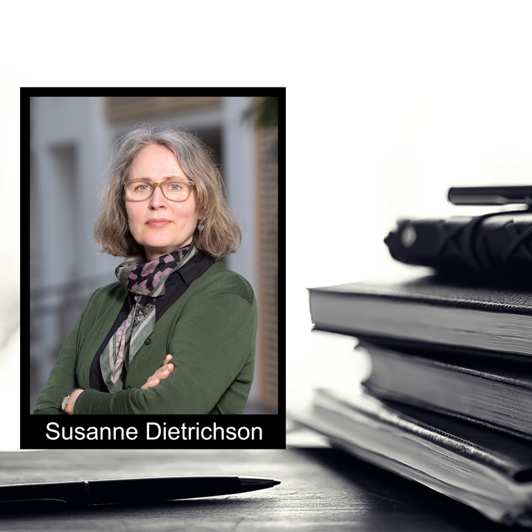 Susanne Dietrichson Portrettfoto av Susanne Dietrichson mot bakgrunn av en bunke bøker og en penn på et bord
