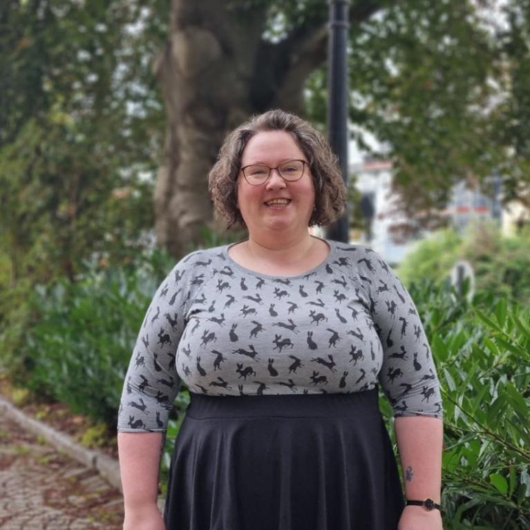 Sunniva Árja Tobiasen Sunniva Árja Tobiasen, stipendiat ved senter for kvinne- og kjønnsforskning ved Universitetet i Bergen fotografert omgitt av grønne trær