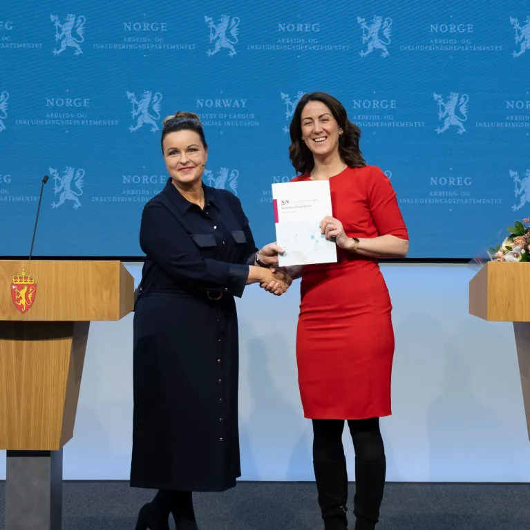 Her overleverer leder av vinnearbeidshelseutvalget, Nina Tangnæs Grønvold, som overleverte rapporten til arbeids- og inkluderingsminister Tonje Brenna. Foto: Simen Gald / Arbeids- og inkluderingsdepartementet Her overleverer leder av vinnearbeidshelseutvalget, Nina Tangnæs Grønvold, som overleverte rapporten til arbeids- og inkluderingsminister Tonje Brenna. Foto: Simen Gald / Arbeids- og inkluderingsdepartementet