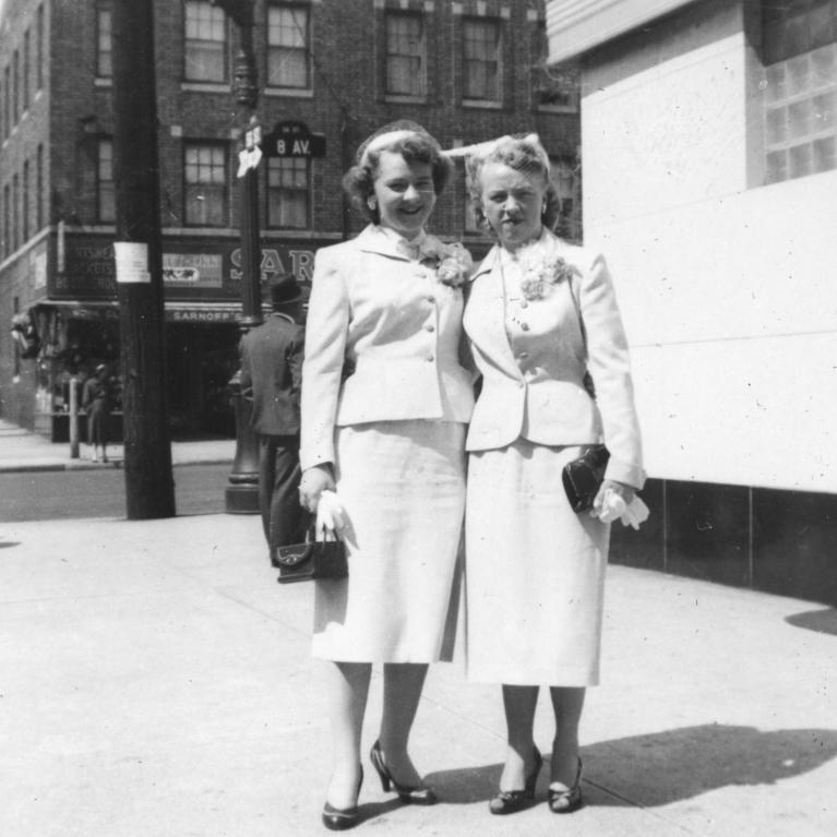 Martha (t.v.) og Signe Engedal fotografert i Brooklyn påsken 1955