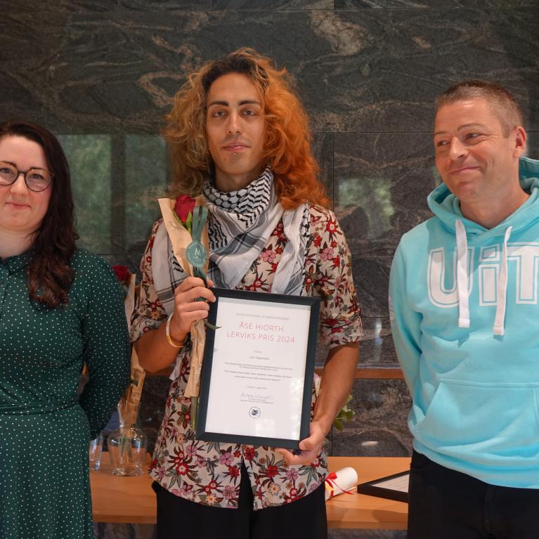 Vinner av ÅHL pris Lorenzo Imperitura, flankert av komitemedlem Paula Mikkalsen (til venstre) og Reinert Skumsnes (til høyre). Foto: Dragana Lukic Vinner av ÅHL pris Lorenzo Imperitura, flankert av komitemedlem Paula Mikkalsen (til venstre) og Reinert Skumsnes (til høyre). Foto: Dragana Lukic