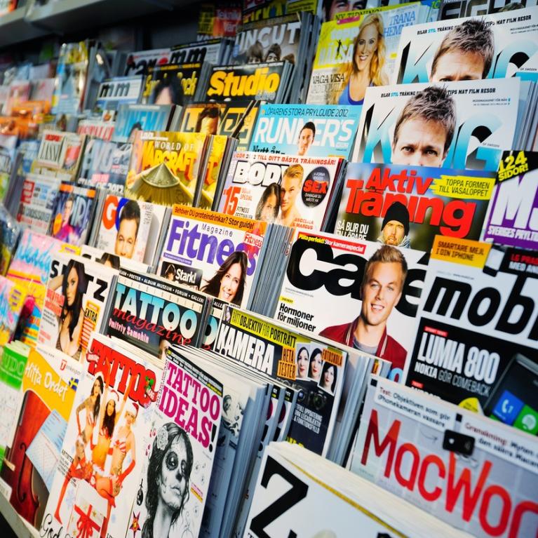 Diverse magasiner stilt ut i en butikkhylle