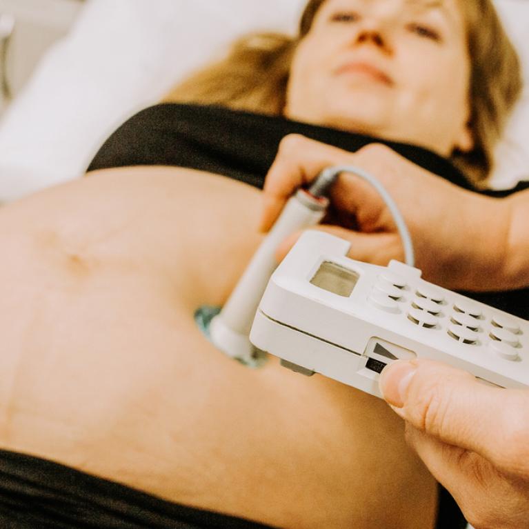En gravid kvinne blir undersøkt med en såkalt doppler