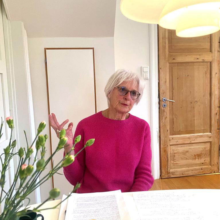 Kari Melby ved kjøkkenbordet