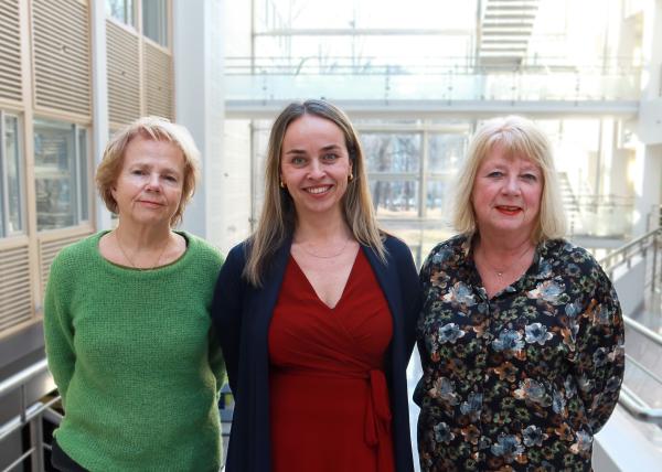 Fra venstre: Siri Vangen (leder ved Nasjonalt senter for kvinnehelseforskning), Kristin Engh Førde (direktør for Kilden kjønnsforskning.no) og Elisabeth T. Swärd (spesialrådgiver i Norske Kvinners Sanitetsforening) Bilde av Fra venstre: Siri Vangen (leder ved Nasjonalt senter for kvinnehelseforskning), Kristin Engh Førde (direktør for Kilden kjønnsforskning.no) og Elisabeth T. Swärd (spesialrådgiver i Norske Kvinners Sanitetsforening)